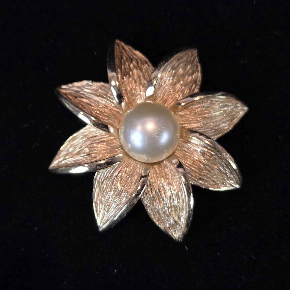 Crown Trifari Ocean Daisy Gold Tone Flower Pin Brooch Faux Pearl